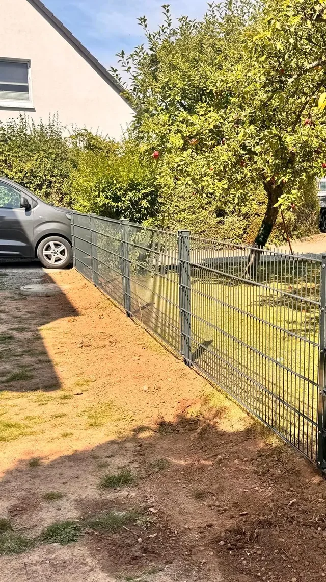 Zaunverlauf an einer Hanglage entlang der Straße