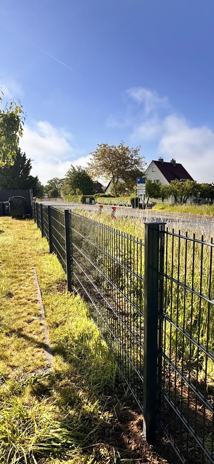 Zaun entlang einer Wiese am Feldweg im Raum Wabern